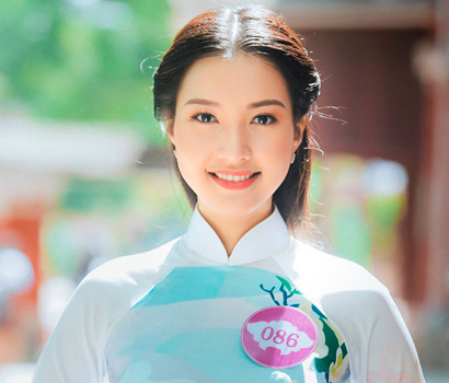 Những chiếc áo dài không cần họa tiết cầu kì vẫn rất xinh đẹp.